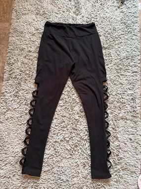 Black Ladder-Side Cutout Leggings Medium